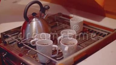 壶和杯子的景色，茶和咖啡的炊具<strong>挂</strong>在<strong>卡</strong>丹和摇摆，因为运动